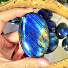 Load image into Gallery viewer, 1pc Labradorite Palm Stone
