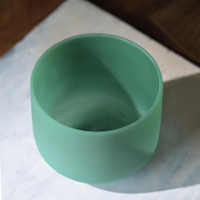 Load image into Gallery viewer, 8 Inch Emerald Gemstone Fusion Crystal Singing Bowl + FREE Mallet and O-ring
