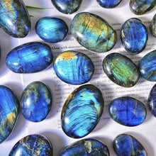 Load image into Gallery viewer, 1pc Labradorite Palm Stone