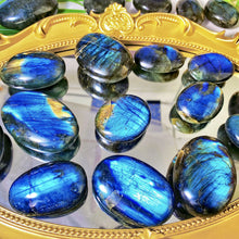 Load image into Gallery viewer, 1pc Labradorite Palm Stone